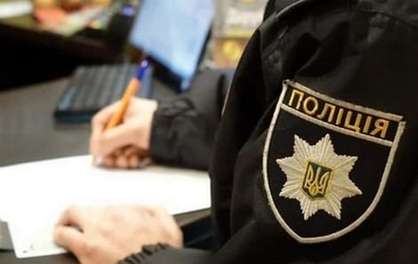 21-річний чоловік у Чорткові пограбував знайому під час застілля.