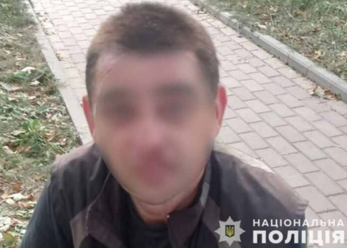 У Тернополі затримали чоловіка який пограбував жінку на зупинці