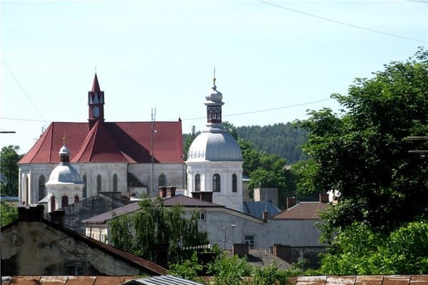 Католицький готичний костел Петра і Павла село Рай.