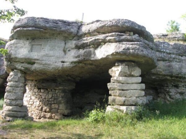 Скельний монастир у селі Монастирок