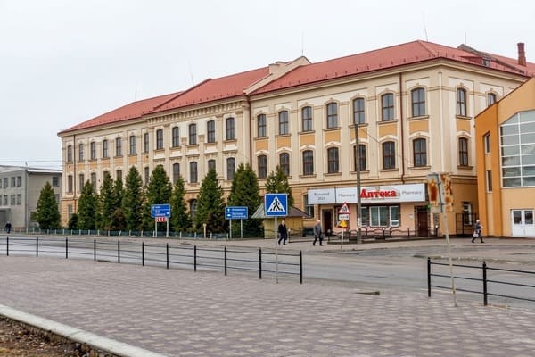 Приміщення колишньої тютюнової фабрики та синагога
